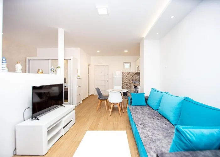 Newly Refurnished Apartment With Large Garden
